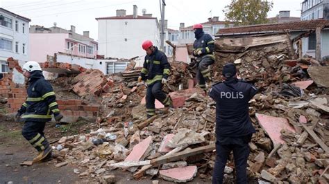 Edirne’de kullanılmayan bir bina çöktü: 2 kişi enkaz altında kaldı